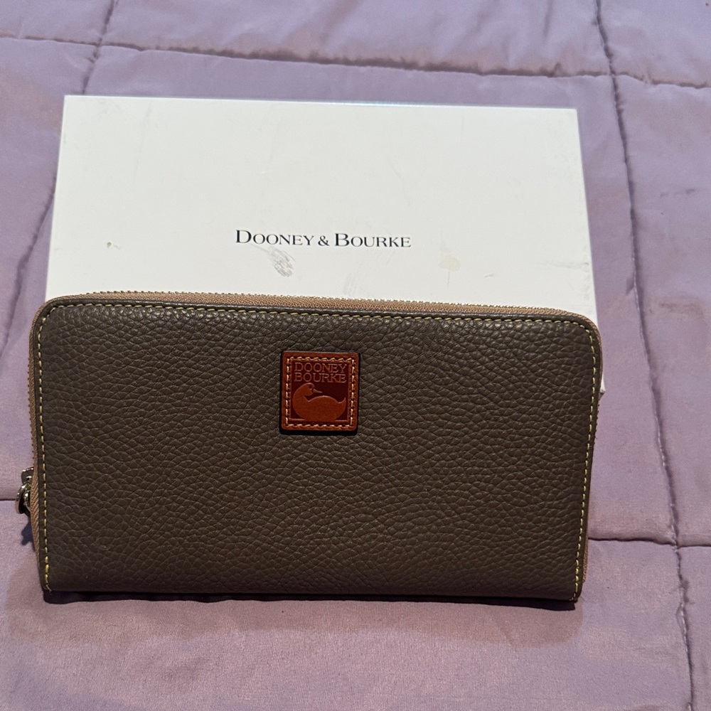 Dooney & Bourke Olive Textured Wallet. Beautiful condition
